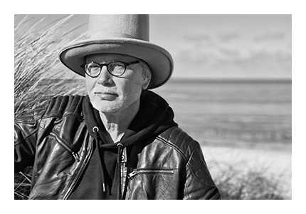 ae_portrait_2025_bw_390x260px